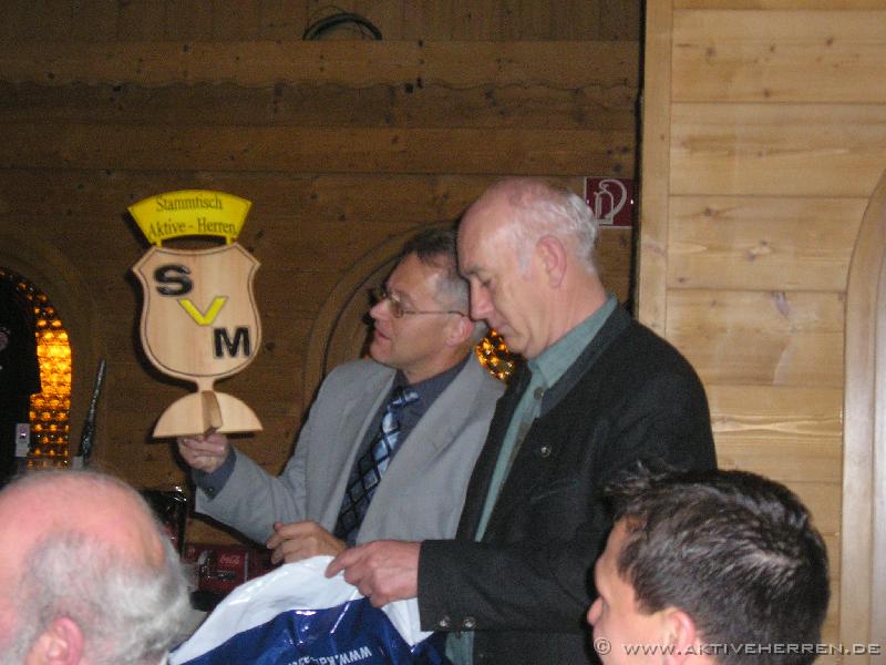 Abschlussfeier_AH_ 019 Geschenk von Uli - Neues Stammtisch - Schild